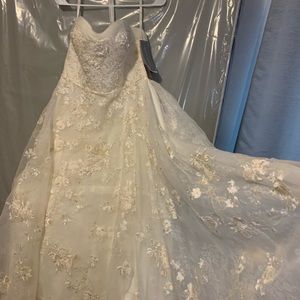 New excellent condition never used wedding dress